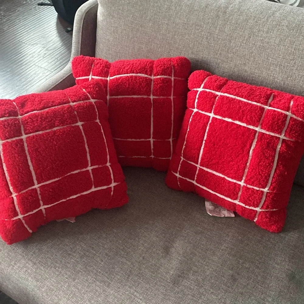 NWOT Wondershop Faux Shearling Plaid Christmas Square Throw Red/White Set of 3